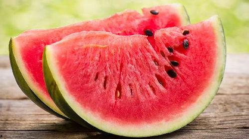 吃两瓜会吃胖吗,健康瘦身两不误——揭秘吃瓜减肥的奥秘”